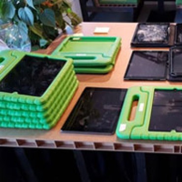 Inzameling en verspreiding van tablets/laptops, en training voor beeldbellen