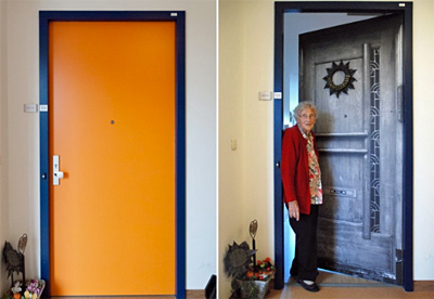 Voor en na het opplakken van de True Door