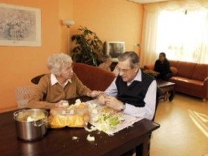 man en vrouw aan tafel